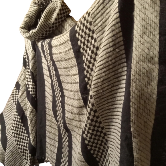 Winter Shaw. Size one size fits all. Like a XL. Dark Blue AND Grey. Very Clean. - Picture 8 of 11